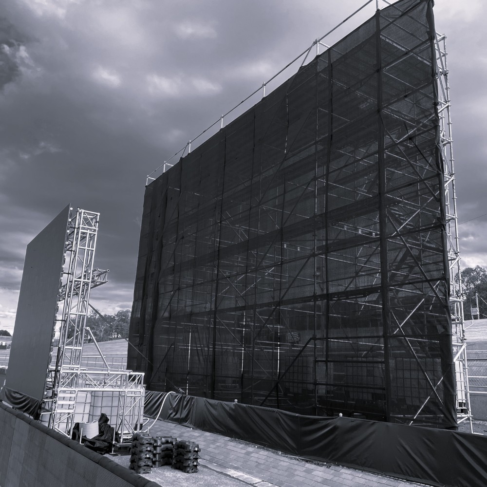 Specialised mesh-wrapped scaffolding and screen structure